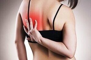 Schmerzen unter dem linken Schulterblatt von hinten